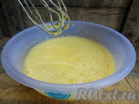 Яйца взбейте с сахаром при помощи миксера до полной однородности (взбивайте около 4-5 минут).
