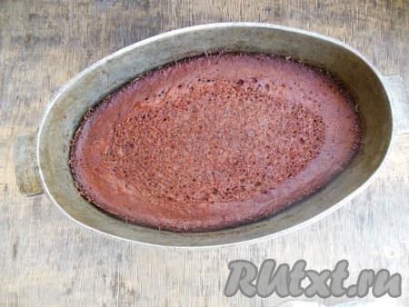 Выпекайте в заранее разогретой духовке при температуре 180-190 градусов 1 час, затем температуру снизьте до 150 градусов и выпекайте еще 1,5 часа. В общей сложности "черная бабка" печётся 2,5 часа. В процессе выпечки духовку не открывайте. Спустя 2,5 часа выпечки духовку отключите, достаньте форму с "Бабкой Нягрэ", снимите фольгу.
