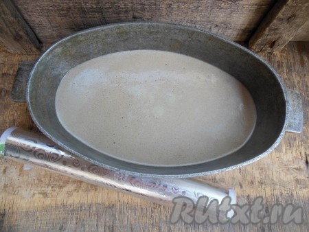 Перелейте тесто в форму.
