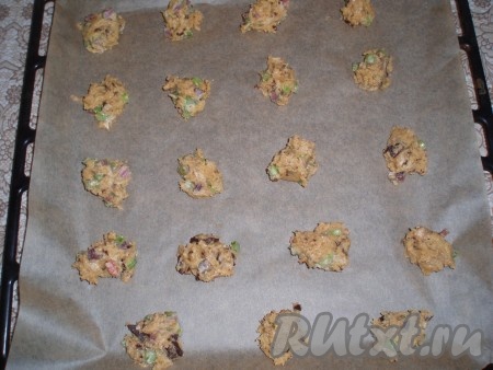 Духовку заранее нагреть до 190 градусов. Противень застелить пергаментом. С помощью двух ложечек выложить тесто на противень, оставляя довольно большое расстояние между печенюшками, так как тесто сильно расплывается во время выпечки.
