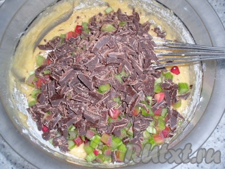 В тесто добавить подготовленные шоколад и ревень, перемешать. Тесто получается густое.
