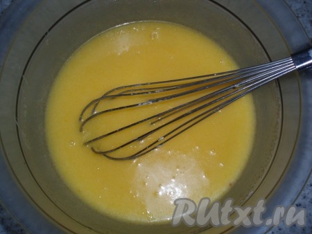 Добавить остывшее растопленное масло, перемешать.