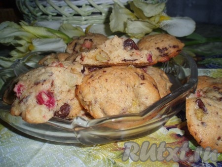 Готовое очень вкусное печенье с ревенем и шоколадом остудить и подать к столу.