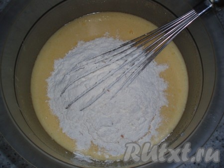 В яично-масляную смесь всыпать муку, просеянную с разрыхлителем. Перемешать до однородного состояния.