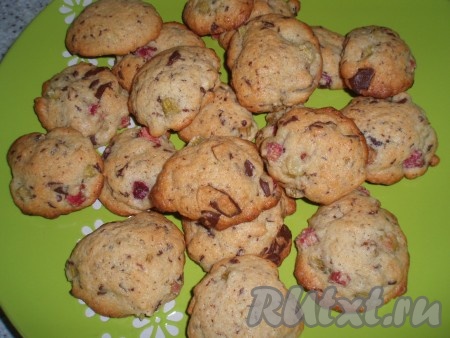 Поместить противень в духовку, печь 10 минут при температуре 190 градусов, затем уменьшить&nbsp;температуру до 100 градусов и выпекать печенье еще 15-20 минут.
