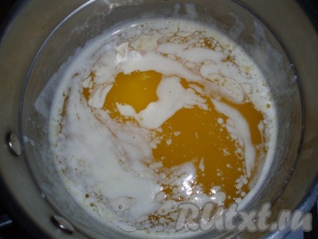 &nbsp;В сотейнике растопить сливочное масло и немного остудить.