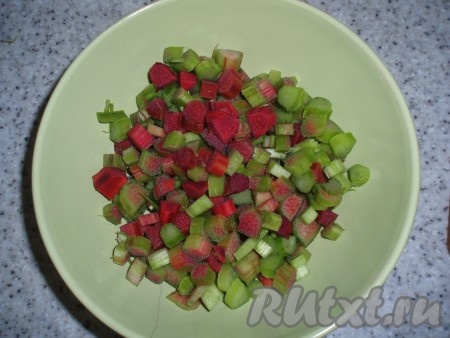Ревень вымыть, почистить, нарезать небольшими кусочками.