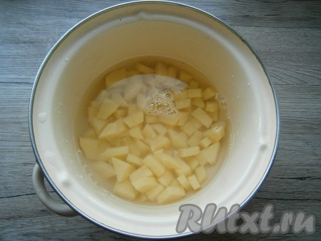 Картофель, лук и морковку очистить. Картошку, нарезанную небольшими кубиками, залить водой и, поставив на огонь, дать закипеть, затем уменьшить огонь, посолить и варить минут 20.
