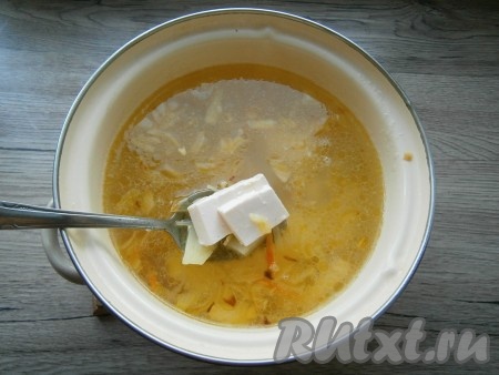 Выложить сыр в кастрюлю.
