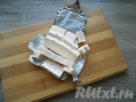 Сырок плавленный нарезать кубиками или натереть на крупной терке.
