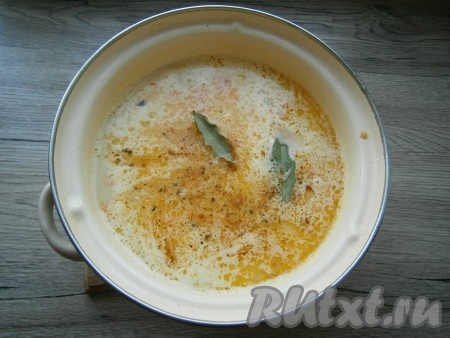 Также добавить лавровые листья, специи и приправу, варить суп с вермишелью и плавленным сыром на небольшом огне, помешивая, около 5-7 минут (качественный сыр должен полностью расплавиться) и снять с огня. 
