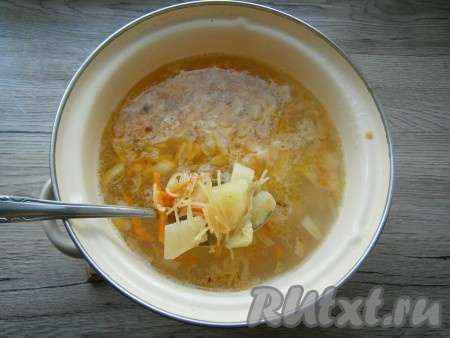 Когда картофель в кастрюле будет почти готов, добавить обжаренные овощи и всыпать вермишель.
