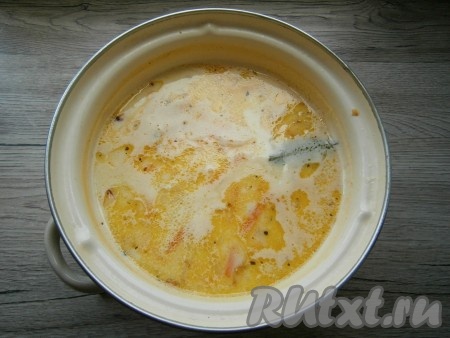 Оставить минут на 5 настояться под крышкой.
