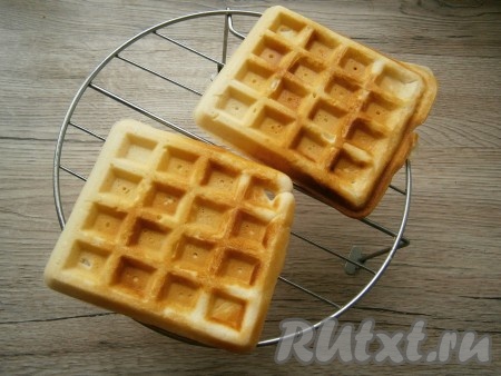 Готовые вафли остудить на решетке или на тарелке.