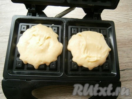 Электровафельницу разогреть, выложить 2 столовые ложки теста, крышку закрыть.
