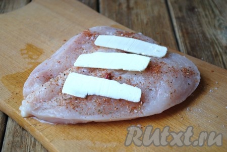 Холодное сливочное масло нарезать тонкими пластинами и выложить на филе. 