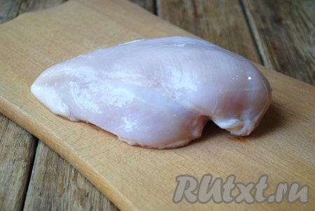 Куриное филе вымыть и обсушить с помощью бумажного полотенца.&nbsp;

