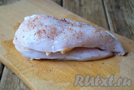 Сложить филе пополам, как будто закрывая книгу. 