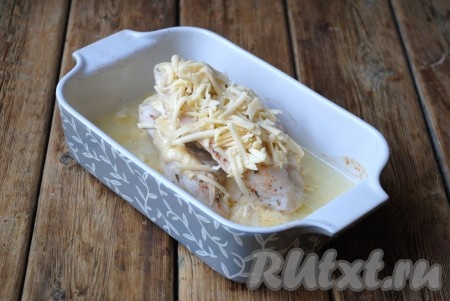 По истечении времени форму достать из духовку и убрать фольгу. Сверху мясо присыпать 30 граммами сыра, натертого на крупной терке, и запекать ещё 15 минут (до красивой румяной корочки).&nbsp;
