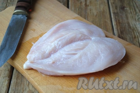 Филе разрезать вдоль, но не дорезая до конца. Оно должно раскрыться, как книга (как на фото).&nbsp;
