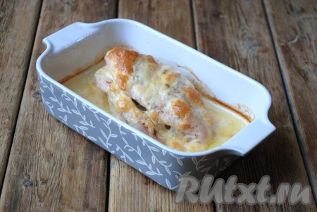 Куриное филе, запеченное с сыром в духовке, готово. 
