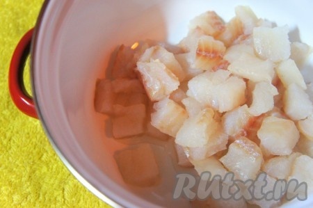 Филе рыбы нарезать кубиком, добавить лавровый лист, перец горошком, воду и сварить рыбный бульон. Это у вас займёт около 10-15 минут.
