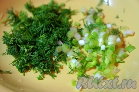 Зелень мелко нарезать, добавить в рыбный молочный суп. 
