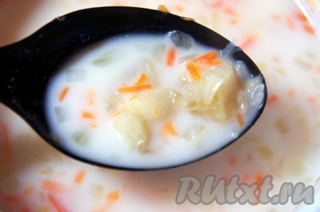 Влить молоко, добавить соль по вкусу, довести рыбный суп до кипения.
