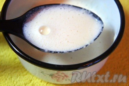 Половник горячего бульона налить в отдельную ёмкость, добавить сыр, интенсивно перемешать. При необходимости взбить блендером. Добавить сырно-молочную смесь в рыбный суп. Довести до кипения.
