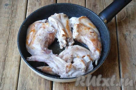 Обжарить мясо с двух сторон на среднем огне до золотистого цвета (примерно, по 4-5 минут с каждой стороны), затем посолить по вкусу и добавить приправу к мясу.&nbsp;
