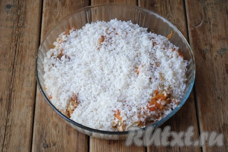 Сверху выложить промытый рис и разровнять. Добавить ещё соли. 