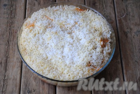 Залить содержимое формы для запекания кипящей водой и отправить в разогретую до 180 градусов духовку на 45-50 минут.&nbsp;Нужно, чтобы вся жидкость выпарилась, а рис и кусочки кролика полностью приготовились (если при разрезании мяса вытекает прозрачный сок, без примесей крови, значит оно готово).
