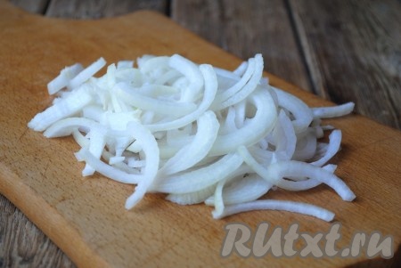 Лук очистить и нарезать полукольцами.&nbsp;
