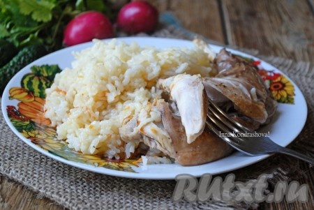 Нежнейшие кусочки кролика перемешать с ароматным рисом с помощью лопатки, разложить по порционным тарелкам и в горячем виде подавать на стол. К этому вкусному блюду отлично подходят свежие овощи и зелень.