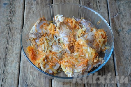 Мясо с луком и морковкой выложить в форму для запекания. 