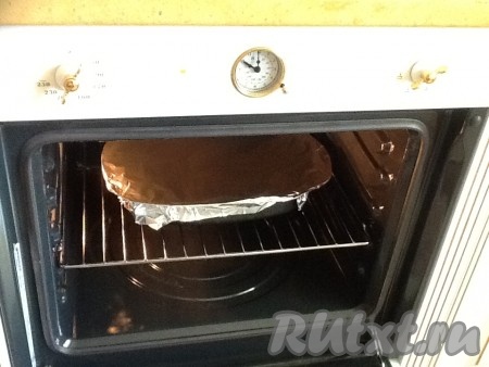 Ёмкость накрываем фольгой и ставим в разогретую до 200 градусов духовку на 1 час.