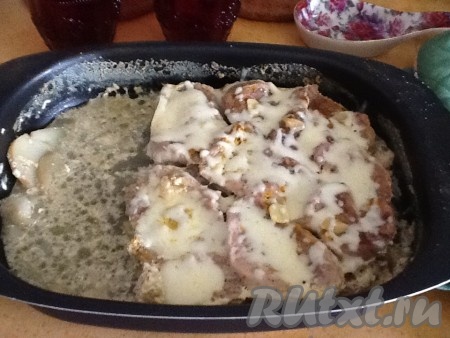 За 10 минут до готовности достаём из духовки, снимаем аккуратно фольгу и посыпаем тертым сыром (у меня - моцарелла). И опять ставим в духовку, не накрывая фольгой, до расплавления сыра.
