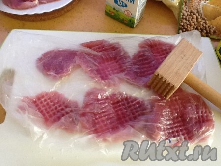 Вырезку очищаем от плёнок, если таковые имеются, нарезаем поперёк, отбиваем, солим и перчим.