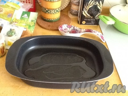 В ёмкость для запекания наливаем немного масла и включаем духовку на разогрев.
