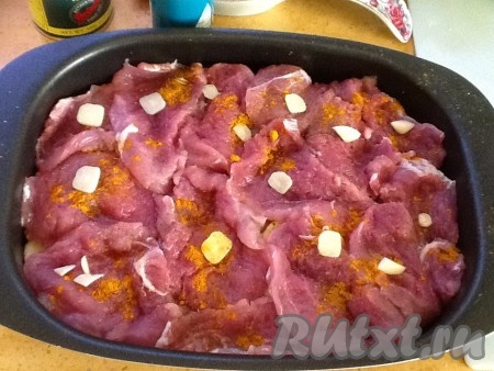 Раскладываем сверху нарезанный чеснок и заливаем сливками.