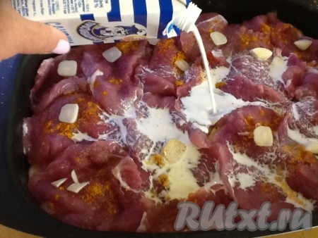 Раскладываем сверху нарезанный чеснок и заливаем сливками.