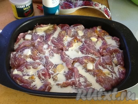 Ёмкость накрываем фольгой и ставим в разогретую до 200 градусов духовку на 1 час.