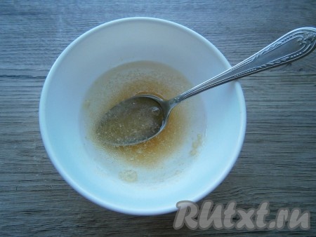 Желатин залить холодной водой, оставить минут на 5-7 для набухания.
