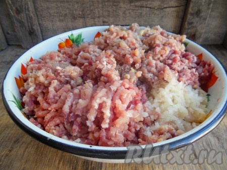 Пропустите через мясорубку куриное мясо со шкурой, репчатый лук, чеснок и капусту. Фарш получается, как на фото.

