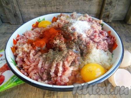 К фаршу добавьте яйца, соль по вкусу, смесь перцев и паприку.
