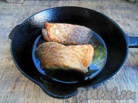 Обжарьте кусочки карася на среднем огне в течение 4-5 минут (до золотистой корочки) с одной стороны, затем переверните и обжарьте в течение минут 4-5 с другой стороны. Накрывать сковороду крышкой в процессе обжаривания не нужно.