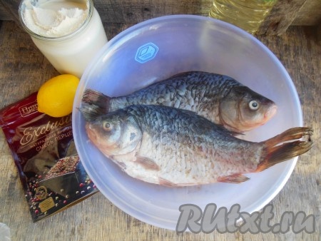 Подготовьте необходимые продукты для приготовления жареных карасей в сметане на сковороде