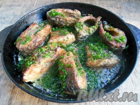 Накройте сковороду крышкой, доведите до кипения и протушите жареного карася в сметане на среднем огне около 2-3 минут, затем переверните рыбу на другой бочок, выключите огонь, уберите крышку, посыпьте мелко нарезанным укропом. По желанию, можно накрыть крышкой сковороду с рыбой и дать настояться минут 10.
