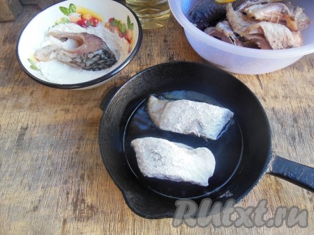 На сковороде хорошо разогрейте растительное масло, выложите кусочки карася, обваленного в муке.