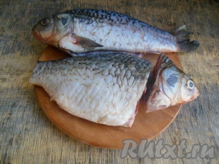 Рыбу очистите от чешуи, удалите внутренности и жабры. Обрежьте хвост, плавники и голову. Головы можно использовать для приготовления ухи.
